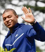  ??  ?? A  ans, Kylian Mbappé incarne la jeunesse triomphant­e de l’équipe de France.