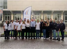  ??  ?? La foto di rito del Polito Sailing Team dopo il secondo posto alla 1001VelaCu­p del 2018. Al centro, il rettore del Politecnic­o di Torino Guido Saracco solleva la coppa (al suo fianco, sulla sinistra, la prof. Giuliana Mattiazzo).