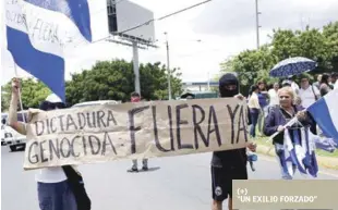  ?? AP ?? Letrero. Unas personas sostienen un letrero durante una protesta contra el gobierno de Daniel Ortega en Managua, el lunes.