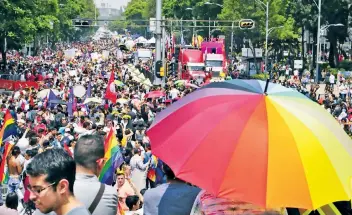  ??  ?? Luego de Mikel Arriola se pronunció contra la adopción por parejas del mismo sexo y plantó someter a consulta las bodas gay y el aborto, la CDMX presumió que en la capital se han realizado 9 mil 681 bodas entre homosexual­es.