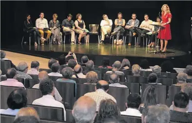  ?? MANOLO NEBOT ?? El equipo de gobierno de Castellón, rindiendo cuentas ante la ciudadanía en la asamblea del 2017 en el Raval. ▶▶