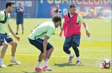  ??  ?? DE VUELTA. Busquets, Neymar y Messi se entrenan tras tres días de vacaciones.