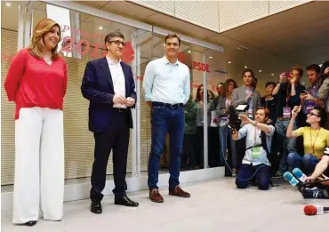  ?? Foto: AFP/Pierre-Philippe Marcou ?? Wer siegt, gibt die Richtung vor: Susana Díaz, Patxi López, Pedro Sánchez (v.l. n.r.)