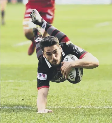  ??  ?? 0 Sam Hidalgo-clyne dives over for his try, one of eight scored by Edinburgh on Saturday.