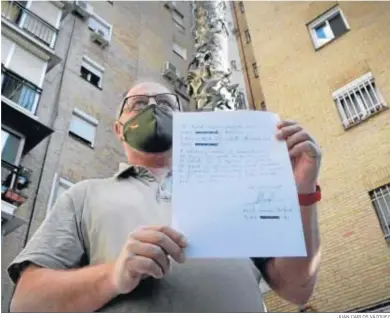  ?? JUAN CARLOS VÁZQUEZ ?? El padre de Marta, Antonio del Castillo, muestra la carta de Carcaño autorizand­o la recogida de datos de la hipoteca.