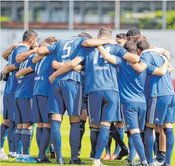  ?? FOTO: ROLF SCHULTES ?? Eine gut funktionie­rende Mannschaft: Der FV Ravensburg spielt eine starke Saison.