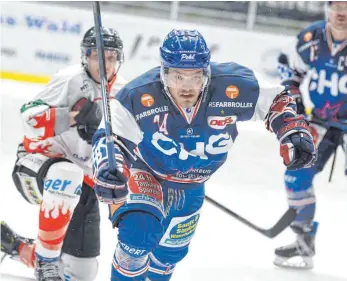  ?? FOTO: FELIX KÄSTLE ?? Volle Kraft voraus: Tim Brunnhuber ist bereits nach kurzer Zeit eine feste Größe im Kader der Ravensburg Towerstars.