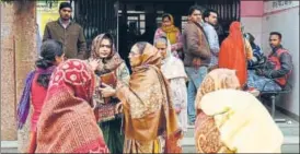  ?? SUBHANKAR CHAKRABORT­Y/HT PHOTO ?? Patients outside a community health centre in Unnao, Uttar Pradesh.