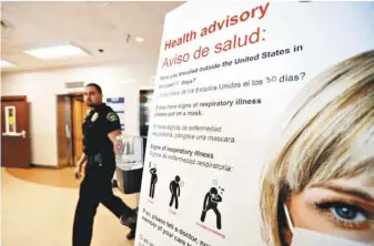  ??  ?? 加州橘縣一家醫院張貼­的疫情警告標示。(TNS)