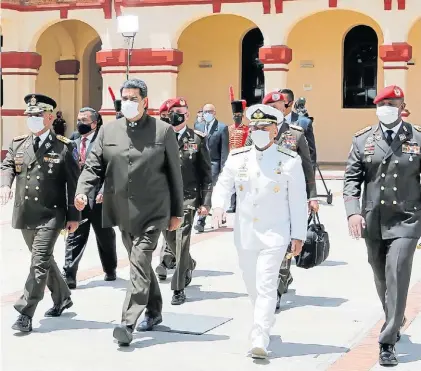  ?? AFP ?? Marcial. Nicolás Maduro y sus jefes militares desfilan en el inicio de un acto en la capital venezolana.