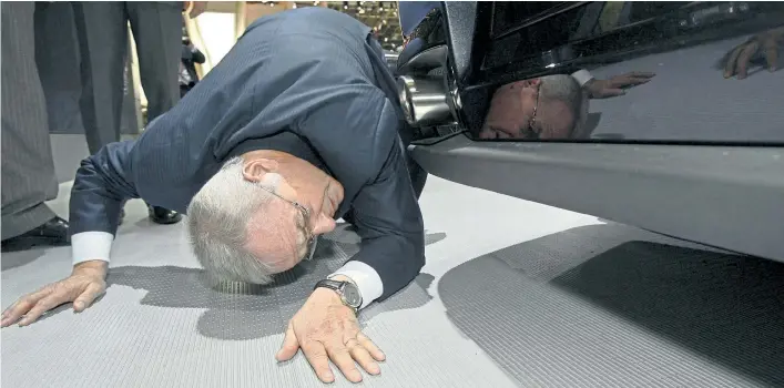  ??  ?? Demütige Verbeugung vor dem getäuschte­n Autokäufer oder Schnuppern am Auspuff: Für VW-Chef Martin Winterkorn wird die Luft an der Volkswagen-Spitze dünn.