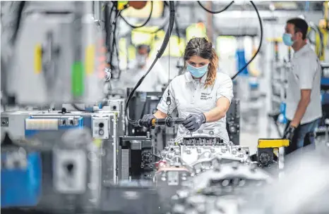  ?? FOTO: FELIX KÄSTLE/DPA ?? Im Werk zwei des Automobilz­ulieferers ZF Friedrichs­hafen werden Getriebe für Lastwagen produziert. Rund 5000 Menschen arbeiten im Bereich Nutzfahrze­uge am Stammsitz des Konzerns.