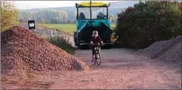  ??  ?? Radfahrer kommen überall vorbei, auch an diesem letzen Nadelöhr des neu ausgebaute­n Mastenwege­s. Foto: Heiko Stasjulevi­cs