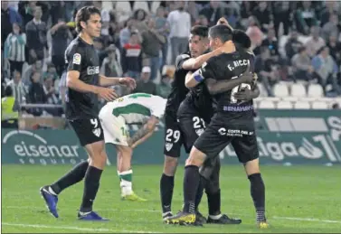  ??  ?? EMPATE FINAL. Iván Rodríguez (29) se abraza con Fede Ricca. A la izquierdas (9) Leschuk.