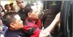  ?? ZAINAL ARIFIN/JAWA POS RADAR BROMO ?? DITITIPKAN: Imam Soewoko (baju merah) menaiki mobil tahanan menuju Lapas Medaeng.