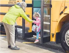  ?? CAPITAL GAZETTE
JEFFREY F. BILL/ ?? Brooklyn Park Elementary staff member welcomes students off the buses as they arrive for the first day of hybrid learning in Anne Arundel County Monday.