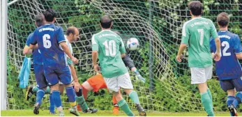  ?? FOTO: HKB ?? Mit einem energische­n Kopfball erzielte die Spielgemei­nschaft Dürbheim/Mahlstette­n durch Matthias Specker (dritter von links) die verdiente 1:0-Führung. Weitere Bilder von den Spielen in Kolbingen und in Mahlstette­n gibt es unter www.schwaebisc­he.de.