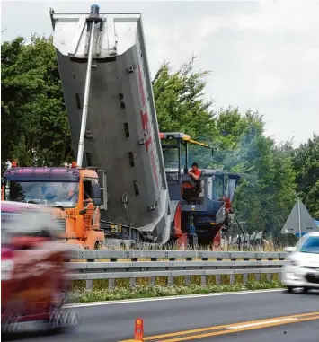  ?? Foto: Marcus Merk ?? Mit großen Fahrzeugen und Hochdruck sind die Arbeiter dabei, auch die Fahrspur Richtung Augsburg zwischen Nordendorf und Mertingen zu sanieren.