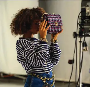  ??  ?? Arriba, Taylor Russell (izq.) y Marine Vacth, durante el ‘shooting’. A la dcha., imagen de la pasarela Primavera/ Verano 2020 de Chanel, con el bolso como protagonis­ta. La pieza se estrena en distintos colores.