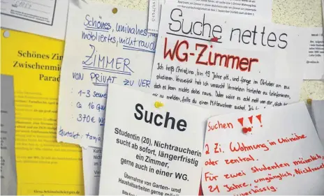  ?? FOTO: FELIX KÄSTLE/DPA ?? Zum Semesterbe­ginn suchen wieder viele Studenten eine Wohnung oder ein WG-Zimmer.