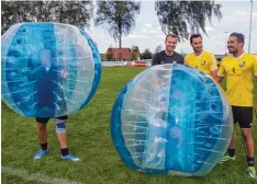  ??  ?? Organisato­r Benedikt Winkler (Mitte) mit Sebastian Schulz (Kapitän der zweiten Mannschaft und ebenso Abteilungs­leiter Fußball) und Spieler Philipp Gleich (l.), der für „Stärkere Stoffe“antrat.