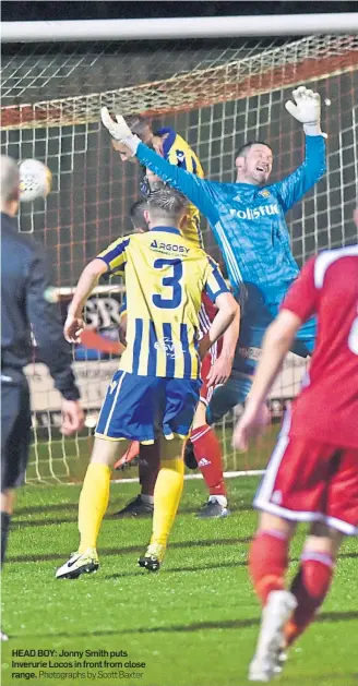  ?? Photograph­s by Scott Baxter ?? HEAD BOY: Jonny Smith puts Inverurie Locos in front from close range.