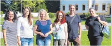  ?? FOTO: PR ?? Künstler von salem2sale­m „noch“im Schloss Salem( von links) Andrea Grözinger, Anne Carnein, Gabriele Loges, Ingrid Wild, Frieder Weigand und Claudia Dietz.