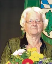  ??  ?? Brigitte Laske ist seit 25 Jahren Kreisvorsi­tzende des BLSV. Landrat Metzger hatte sie für die Ehrung in Gold vorgeschla­gen.