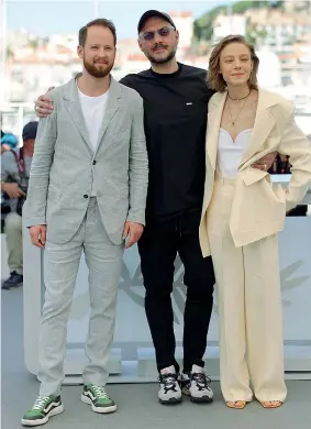  ?? ?? Trio
Il regista Kirill Serebrenni­kov tra Odin Biron e Alyona Mikhailova, star del film La moglie di Ciaicovski­j