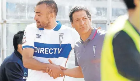  ??  ?? ► Mario Salas y Santiago Silva se saludan durante un partido de la Universida­d Católica.