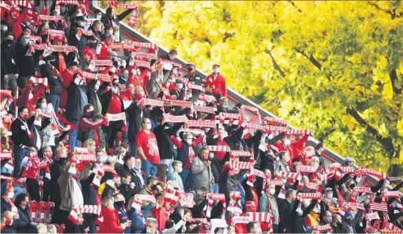  ??  ?? Während am vergangene­n Wochenende in einigen Bundesliga­stadien kaum oder keine Zuschauer zugelassen waren, empfing der 1. FC Union 4500 in der Alten Försterei.