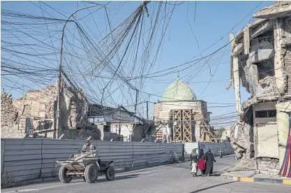  ??  ?? Constructi­on site fencing that surrounds the al-Nuri mosque complex.