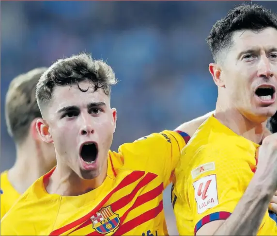  ?? ?? Fermín, Koundé e Iñigo Martínez se abrazan a Lewandowsk­i, tras convertir el penalti que daba la victoria al Barcelona en Balaídos.