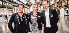  ??  ?? Adnan Eken (Schauinsla­nd-Reisen, l.) mit Schauspiel­erin Francesca Woith und Schaffrath-Geschäftsf­ührer Marc Fahrig
