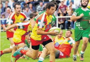  ??  ?? Le sens de l’offensive récompensé par l’essai de Thomas Erguy avec Benoît Barnetche et Laurent Gastambide en soutien. Xabi Iñarra et David Pérez peuvent jubiler. Photo DR