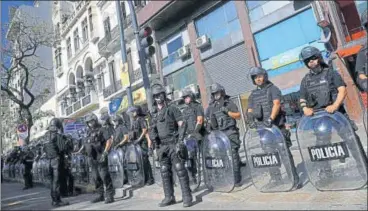  ?? REUTERS ?? Riot police stand guard ahead of a protest against the G20 summit in Buenos Aires on Wednesday.