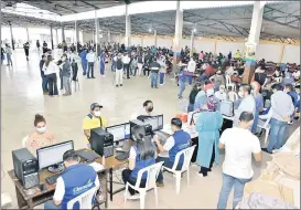  ?? Cortesís El Correo ?? Machala.- En los diversos puntos operativos, el proceso de vacunación sigue en firme en esta ciudad.