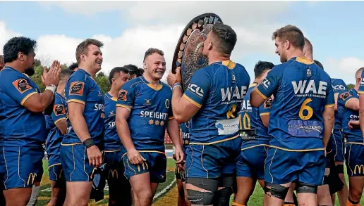  ?? GETTY IMAGES ?? Otago players celebrate with the Ranfurly Shield after their win over Taranaki in Inglewood.