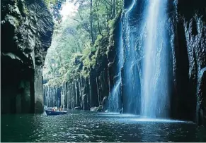  ??  ?? The Takachiho Gorge offers an extraordin­ary sight of an overhangin­g waterfall against an idyllic backdrop of lush green foliage and surroundin­g grey cliffs.