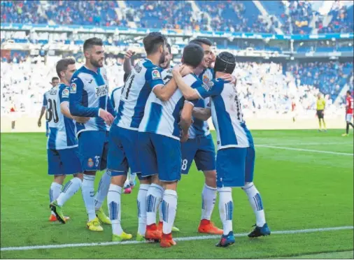  ??  ?? LA GUINDA. Los jugadores blanquiazu­les celebran el tercer gol, obra de Gerard Moreno, después de superar a Sirigu de vaselina.