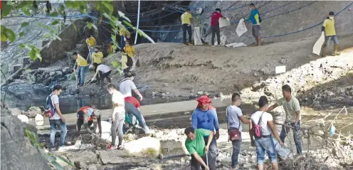  ?? SUNSTAR FOTO / ALLAN CUIZON ?? SAVING A RIVER. Students, residents, government workers and personnel of private companies respond to calls to clean major river systems in the region, including the Butuanon River in Mandaue City.