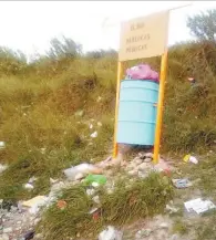  ??  ?? Irresponsa­bilidad. Pese a las costosas multas, los visitantes siguen dejando sus desechos en los ejidos de Arteaga.