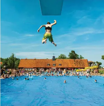  ?? Foto: stock.adobe.com ?? Wenn es im Sommer so richtig schön warm wird, locken Freibäder mit Abkühlung und Spaß. Doch auf dem Sprungturm oder in der Wasserruts­che können sich Badegäste auch verletzen. Und dann?