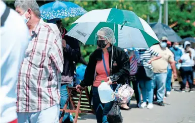  ?? FOTO EFE ?? VACUNACIÓN. Decenas de personas hacen fila para recibir la primera dosis de la vacuna Astrazenec­a.