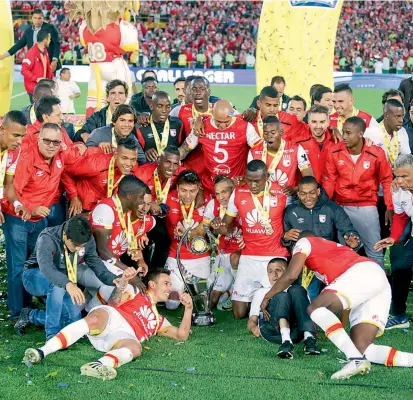  ?? FOTO COLPRENSA ?? Imágenes de la celebració­n de Santa Fe con el título de la Superliga 2017. El conjuto cardenal superó a Nacional, que tiene dos títulos de ese certamen, y al Cali que suma uno.