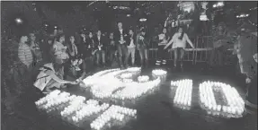  ??  ?? Activistas encienden veladoras durante La Hora del Planeta, frente al Ángel de la Independen­cia, anoche