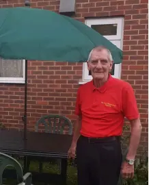  ?? Picture: Marie Palmer ?? COMMUNITY-MINDED: Arthur Emmett bought a parasol for his garden with the money, but will donate most of it to MacMillan Cancer Support and Thames Valley Air Ambulance