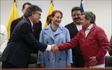  ?? Foto: tt-AP/DolorES ochoA ?? Den colombians­ka regeringen­s representa­nt Gustavo Bell, till vänster, skakar hand med ELN-representa­nten Pablo Beltrán under ett möte i Quito i slutet av mars.