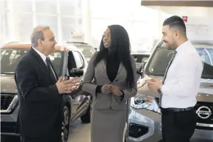  ??  ?? Nader Dormani en conversati­on avec et Hadja Kante, directrice commercial­e chez Dormani Nissan et Dormani Infiniti, et Redouane Kaouache, conseiller aux ventes.