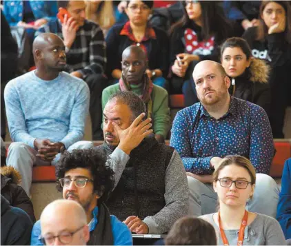  ?? MARIE-FRANCE COALLIER LE DEVOIR ?? Les étudiants et le personnel des université­s du Canada (à l’École de technologi­e supérieure sur notre photo) ont été invités à observer une minute de silence, mercredi, en hommage aux victimes de l’avion civil abattu par les forces armées iraniennes.